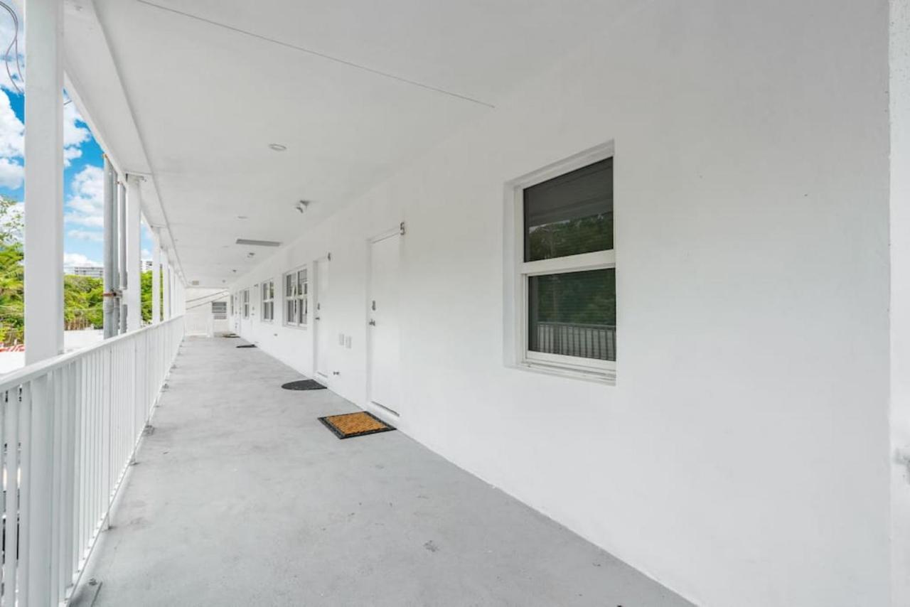 The Purple Pelican Beachfront With Ocean Balcony Unit 1 Fort Lauderdale Exterior photo